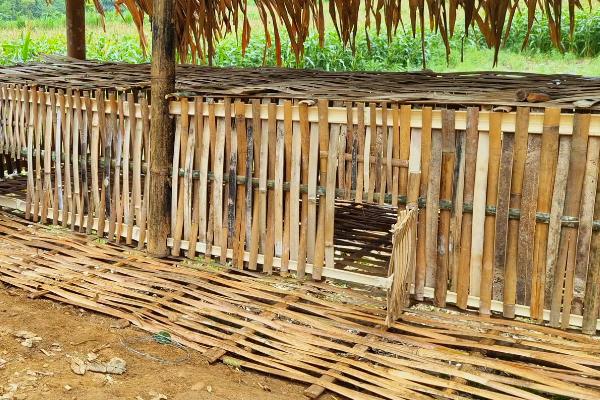 鸡圈的搭建方法，开挖土沟放置栅栏后再固定